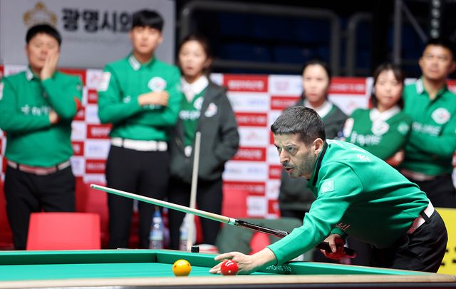 하나카드의 무라트 나지 초클루(튀르키예)는 4세트 혼합복식에서 1점 차로 아쉽게 패한 뒤 5세트를 따냈다.