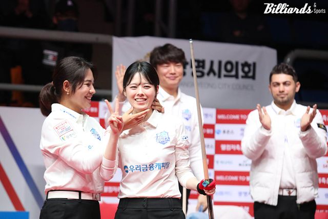 2세트를 승리한 우리금융캐피탈의 서한솔과 스롱 피아비(캄보디아).