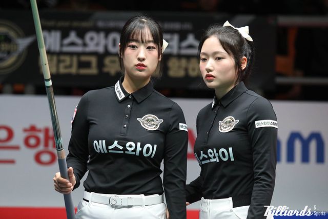 2세트 여자복식에 출전한 에스와이 장가연(왼족)과 한지은.