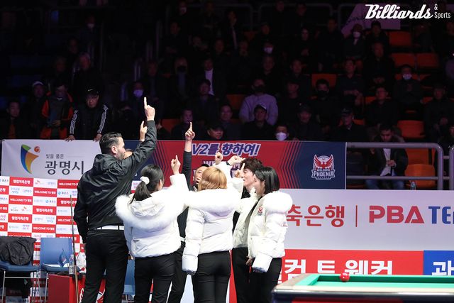 승리 후 화이팅을 외치는 웰컴저축은행.