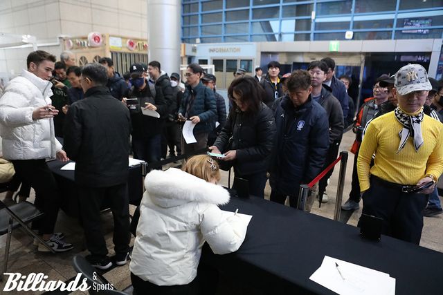 매 경기 종료 후 선수들이 관중들과 팬사인회를 열고 직접 만난다.