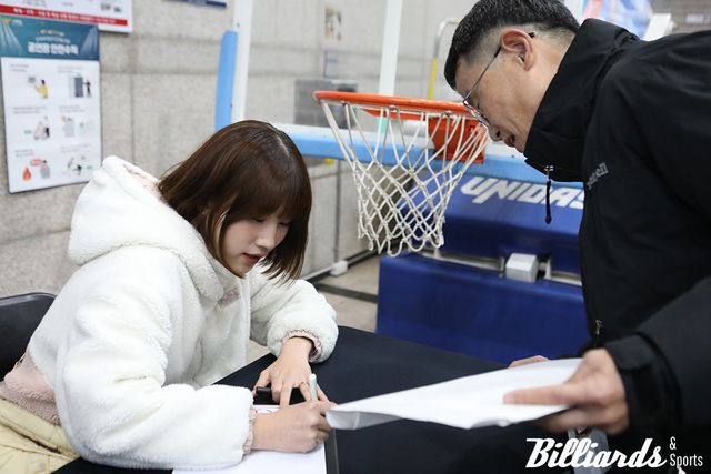 팬사인회 중인 용현지(하이원리조트)