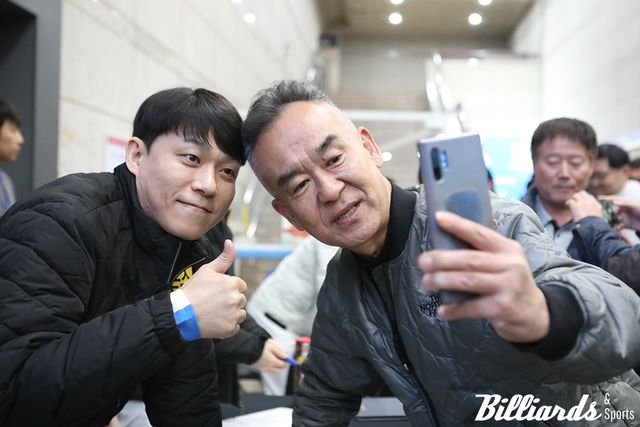 팬과 사진을 찍고 있는 최성원(휴온스)