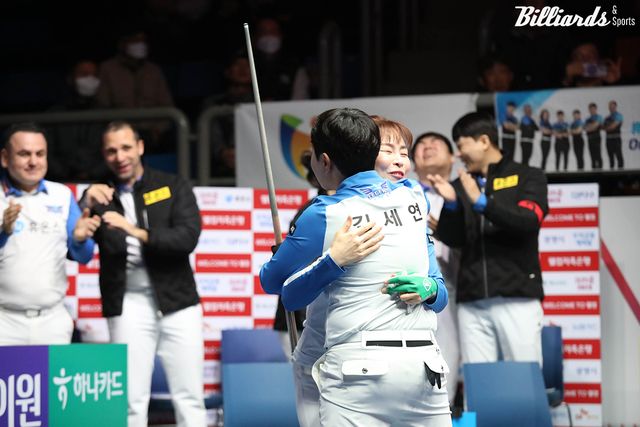 2세트에서 활약한 휴온스의 이신영과 김세연.