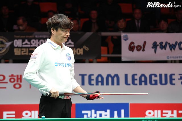 마지막 7세트에 나와 2이닝 만에 승부를 마무리한 우리금융캐피탈 강민구.