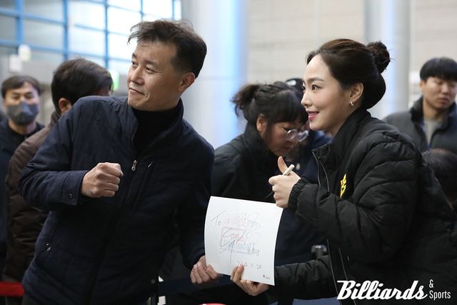 사인도 받고, 사진도 찍고. 차유람(휴온스)의 사인을 받은 팬이 기념사진을 찍으며 즐거워하고 있다.