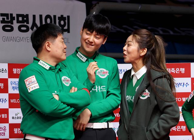 하나카드 주장 김병호와 이날 3세트를 승리한 신정주, 2세트를 따낸 김가영(왼쪽부터).