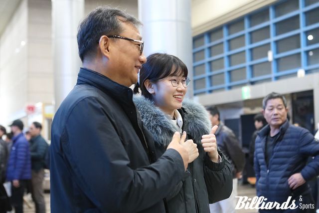 경기장 밖에서 만난 팬들과 기념촬영을 하고 있는 이미래(하이원리조트)