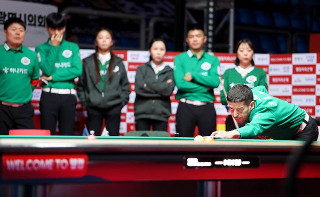 무라트 나지 초클루(튀르키예)와 사카이 아야코(일본)는 4세트 혼합복식에서 승리를 거두었다.&nbsp;