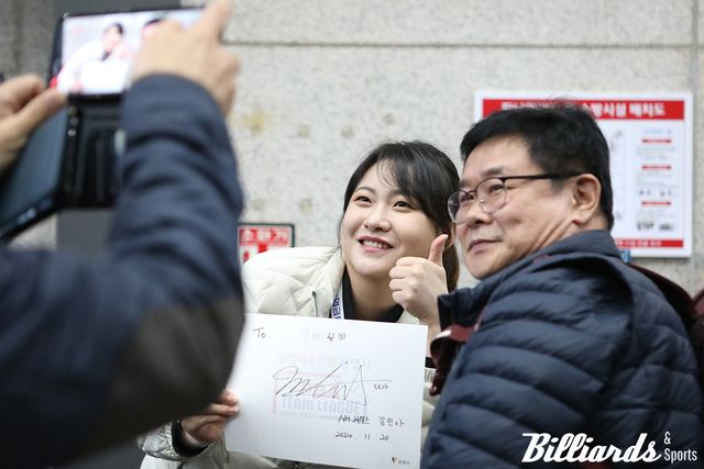 경기 후 팬들과 사진 촬영을 하고 있는 김민아(NH농협카드). 사진=광명/이용휘 기자