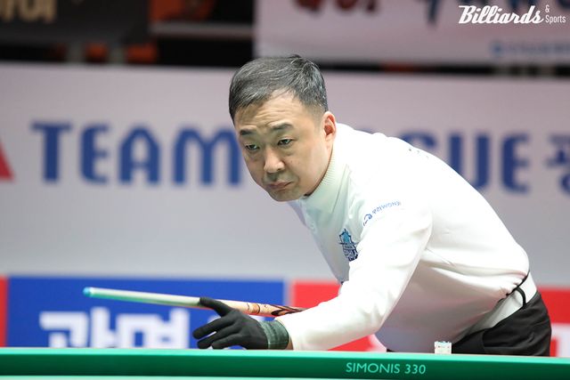 우리금융캐피탈 주장 엄상필은 이날 3세트에 끝내기 5점타를 터트려 에스와이의 에이스 다니엘 산체스(스페인)를 15:13으로 꺾었다.