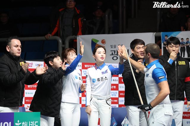 5세트를 승리한 하비에르 팔라손(스페인)이 선수들과 하이파이브를 하고 있다.&nbsp;