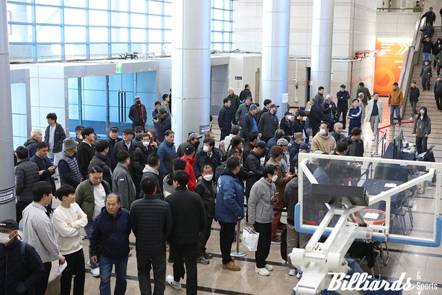 좋아하는 당구선수의 사인을 받기 위해 길게 줄서는 팬들. 프로당구협회는 매일 매 경기 후 각 팀당 2명의 선수의 팬사인회를 열고 팬들과 선수가 직접 만날 수 있는 기회를 만들었다.