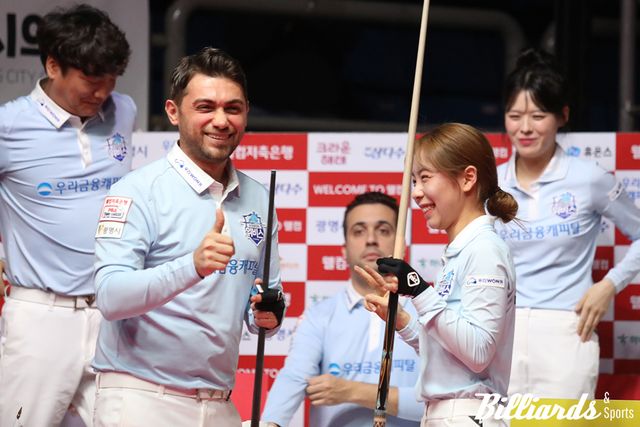 3연승을 거둔 우리금융캐피탈의 잔 차파크와 김민영이 4세트 승리 후 기뻐하고 있다.