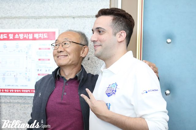 지나가던 길에 팬에게 붙잡혀 사진 사례를 받고 있는 다비드 사파타. 사파타 역시 즐거운 모습으로 사진 촬영에 응하고 있다. 사진=광명/이용휘 기자