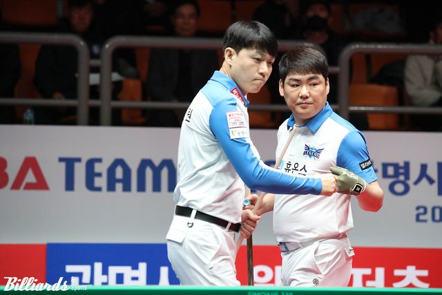 1세트를 승리한 휴온스 주장 최성원(왼쪽)과 이상대.