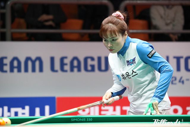 4라운드에서 경기마다 2세트 여자복식에서 8점, 7점 등 원맨쇼를 펼치고 있는 이신영(휴온스).