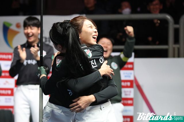 2세트 여자 복식에서 3전 전승을 거둔 김가영과 김진아(이상 하나카드)