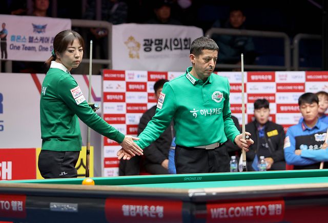 이날 4세트 혼합복식에서 2이닝 만에 9점을 합작한 하나카드의 사카이 아야코(일본)와 무라트 나지 초클루(튀르키예).