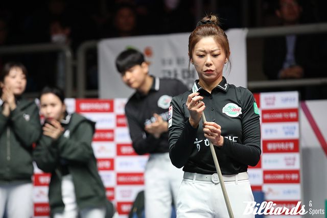 스롱과의 대결에서 다득점 없이 고전한 김가영.