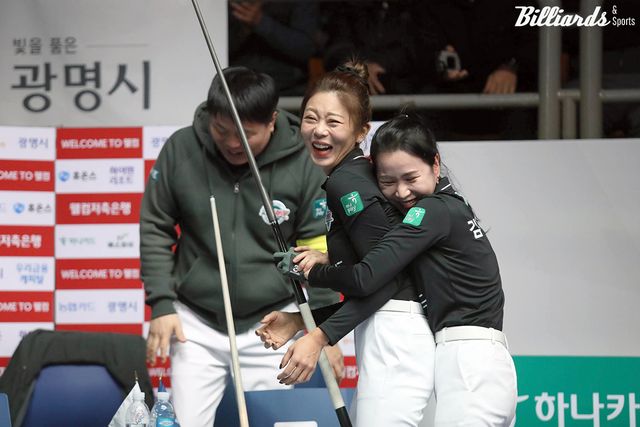 2세트를 승리한 하나카드 김가영과 김진아.&nbsp; 사진=광명/이용휘 기자