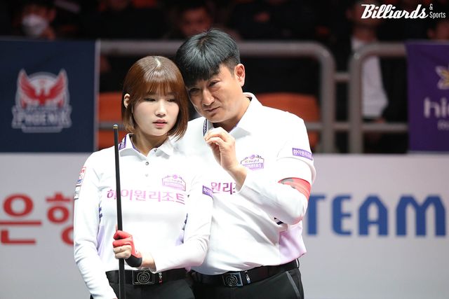 4세트 혼합복식에서 승리를 거둔 하이원리조트 용현지(왼쪽)와 이충복.