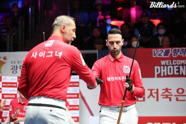 대역전승을 견인한 웰컴저축은행 세미 사이그너(왼쪽)와 필리포스 카시도코스타스(오른쪽).