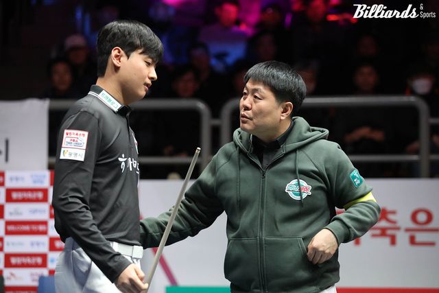 이날 3세트와 7세트에서 승리를 거둔 하나카드의 수훈갑 신정주와 주장 김병호.&nbsp; 사진=광명/이용휘 기자