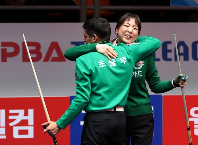 4세트 혼합복식에서 승리한 하나카드 초클루-사카이