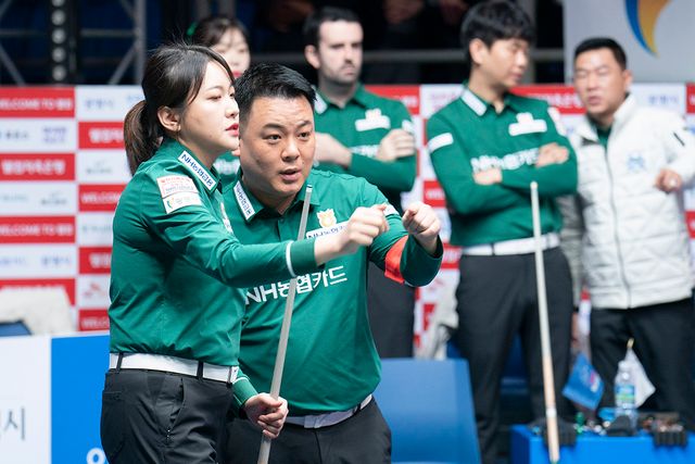 에스와이에 3-4 역전패를 당하며 PBA 팀리그 4라운드 최하위를 기록한 NH농협카드. 사진은 벤치타임아웃을 부른 김민아와 주장 조재호. 사진=PBA 제공