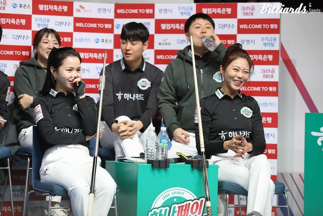 2세트 여자복식을 승리한 하나카드의 김진아(왼쪽), 김가영(오른쪽).