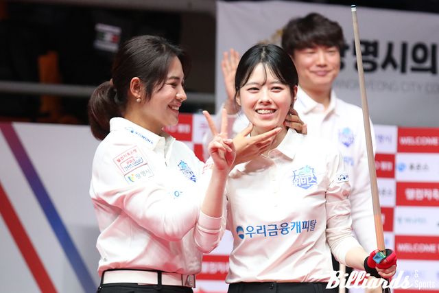 2세트에 짜릿한 1점 차 승리로 팀 사기를 올린 서한솔과 스롱 피아비(우리금융캐피탈). 사진=광명/이용휘 기자