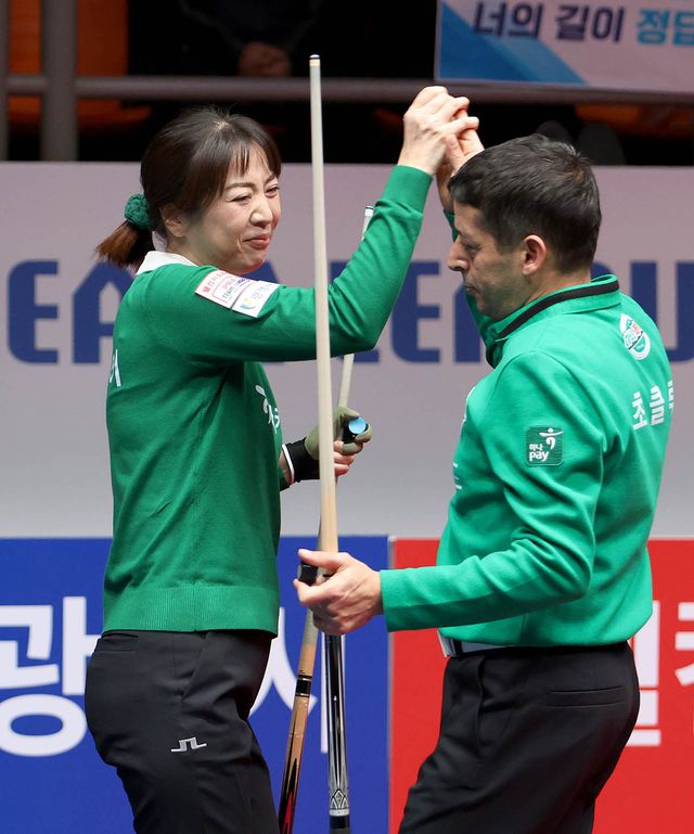 하나카드의 사카이 아야코와 무라트 나지 초클루.