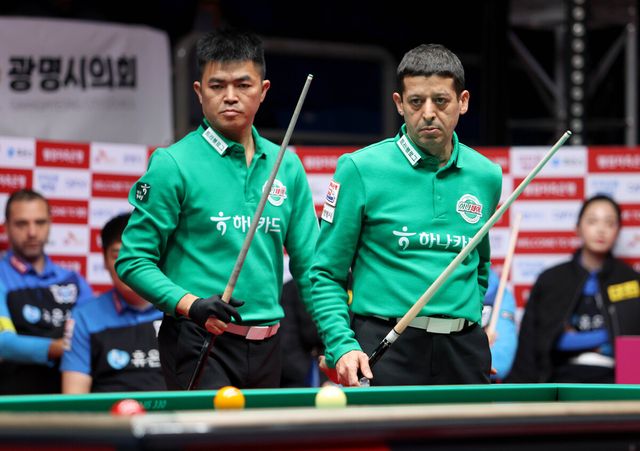 이날 승리의 주역 응우옌꾸옥응우옌과 무라트 나지 초클루(하나카드)