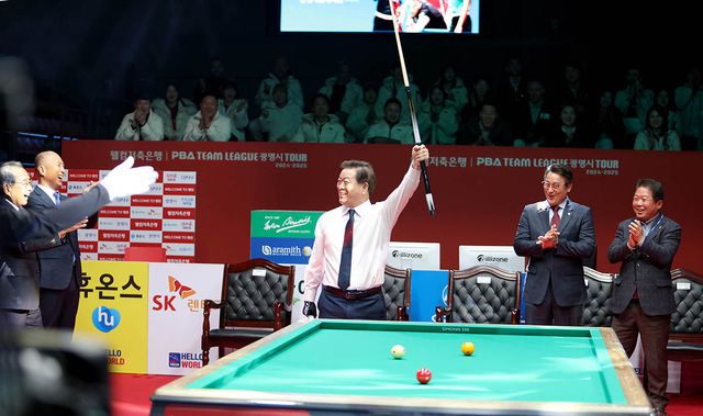 박승원 광명시장(가운데)이 대회 개막식서 시타 성공 후 환호하고 있다.