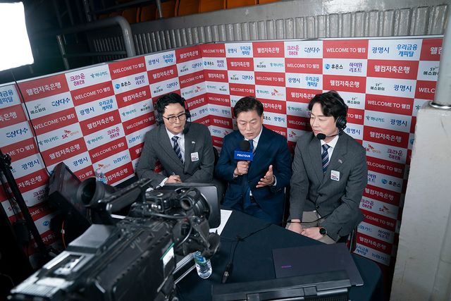 박승원 광명시장(가운데)이 PBA 팀리그 중계석에서 박찬 캐스터(왼쪽), 최철웅 해설(오른쪽)과 중계 오프닝을 하고 있다.