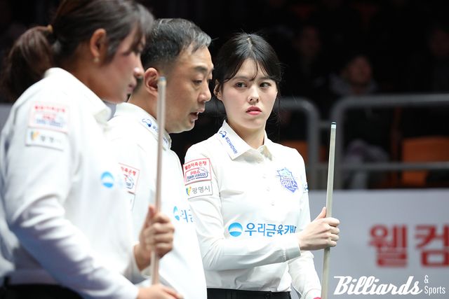 작전 회의 중인 우리금융캐피탈의 주장 엄상필과 스롱 피아비, 서한솔