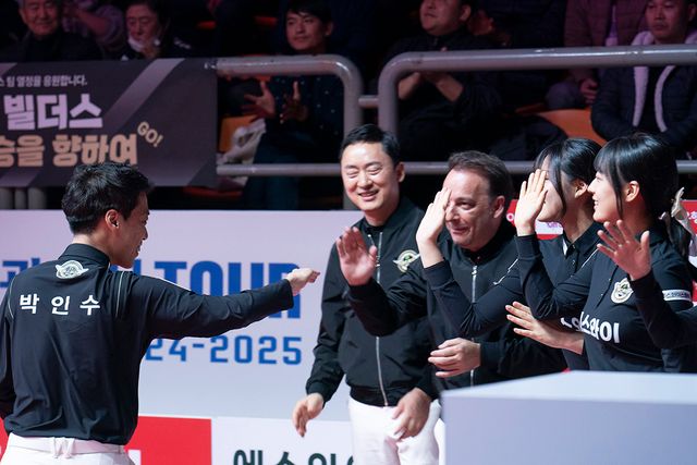 7세트 승리 후 박인수와 하이파이브로 자축하는 에스와이 선수단.