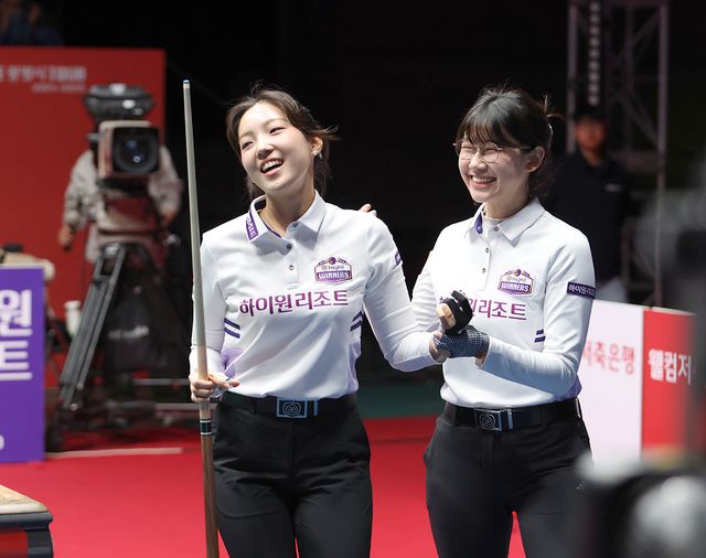 2세트에서 승리를 거둔 하이원리조트 전지우와 이미래.