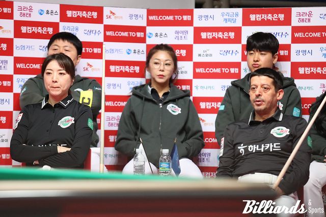 4세트에 단 2이닝 만에 9:0 패배를 당한 무라트 나지 초클루와 사카이 아야코(하나카드)