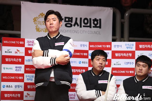 팀원들의 경기를 지켜보고 있는 크라운해태의 주장 김재근.