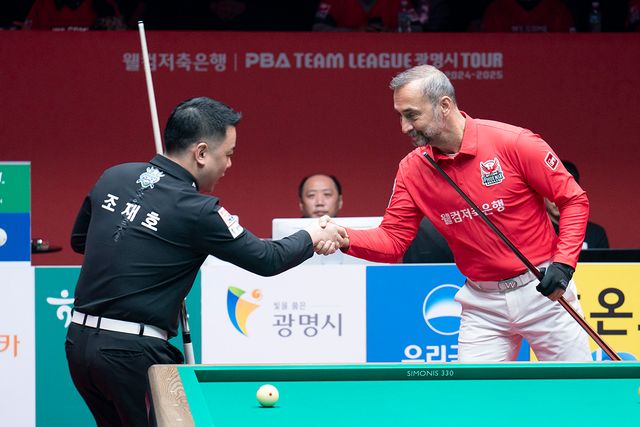 뱅킹을 앞두고 인사를 나누는 NH농협카드의 조재호와 웰컴저축은행의 세미 사이그너.