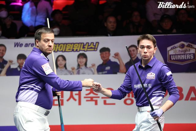 1세트를 승리한 하이원리조트의 륏피 체네트(왼쪽)와 부라크 하샤시(오른쪽).