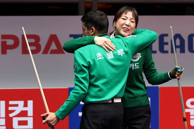 4세트에서 승리한 사카이 아야코-무라트 나지 초클루(하나카드)