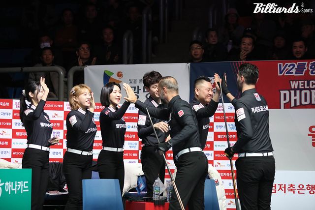 1세트 남자단식을 전담한 세미 사이그너(튀르키예)와 필리포스 카시도코스타스(그리스). 두 선수는 4라운드 마지막 경기에서도 승리를 거두었다.