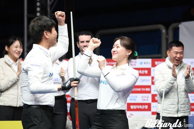 4세트 승리 후 환호하는 김보미와 김현우(NH농협카드)