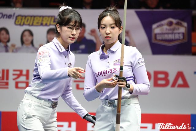 4라운드 후반에 2세트에서 3승 1패를 거두며 하이원리조트의 4연승에 힘을 보탠 이미래(왼쪽)와 전지우(오른쪽).