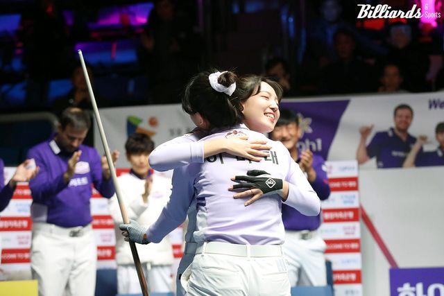 2세트 여자복식에서 승리 후 포옹하는 이미래와 전지우.