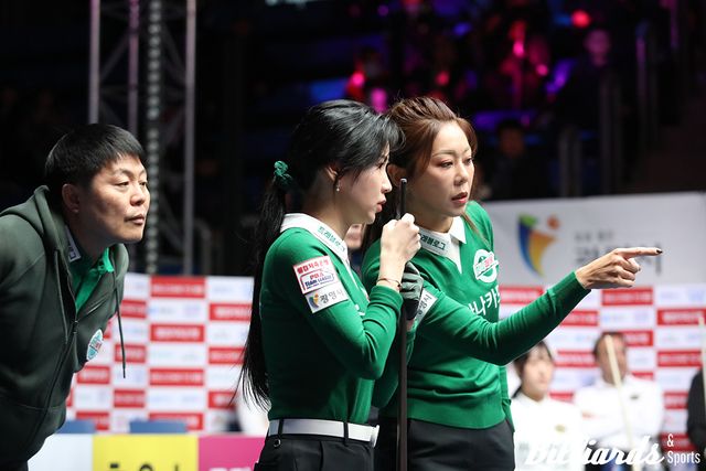 2세트에 호흡을 맞춘 하나카드의 김가영, 김진아