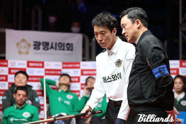 5세트 승리로 승부를 6세트로 연장한 에스와이의 박인수가 주장 황득희와 작전 회의 중이다.